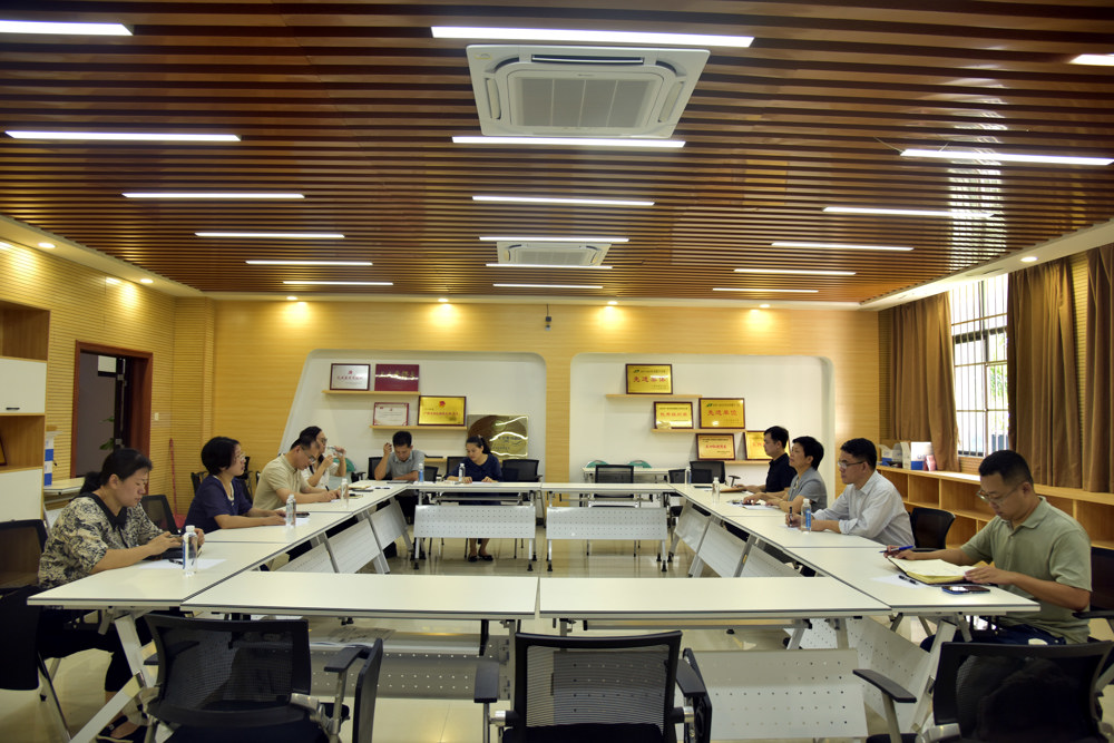 座谈会