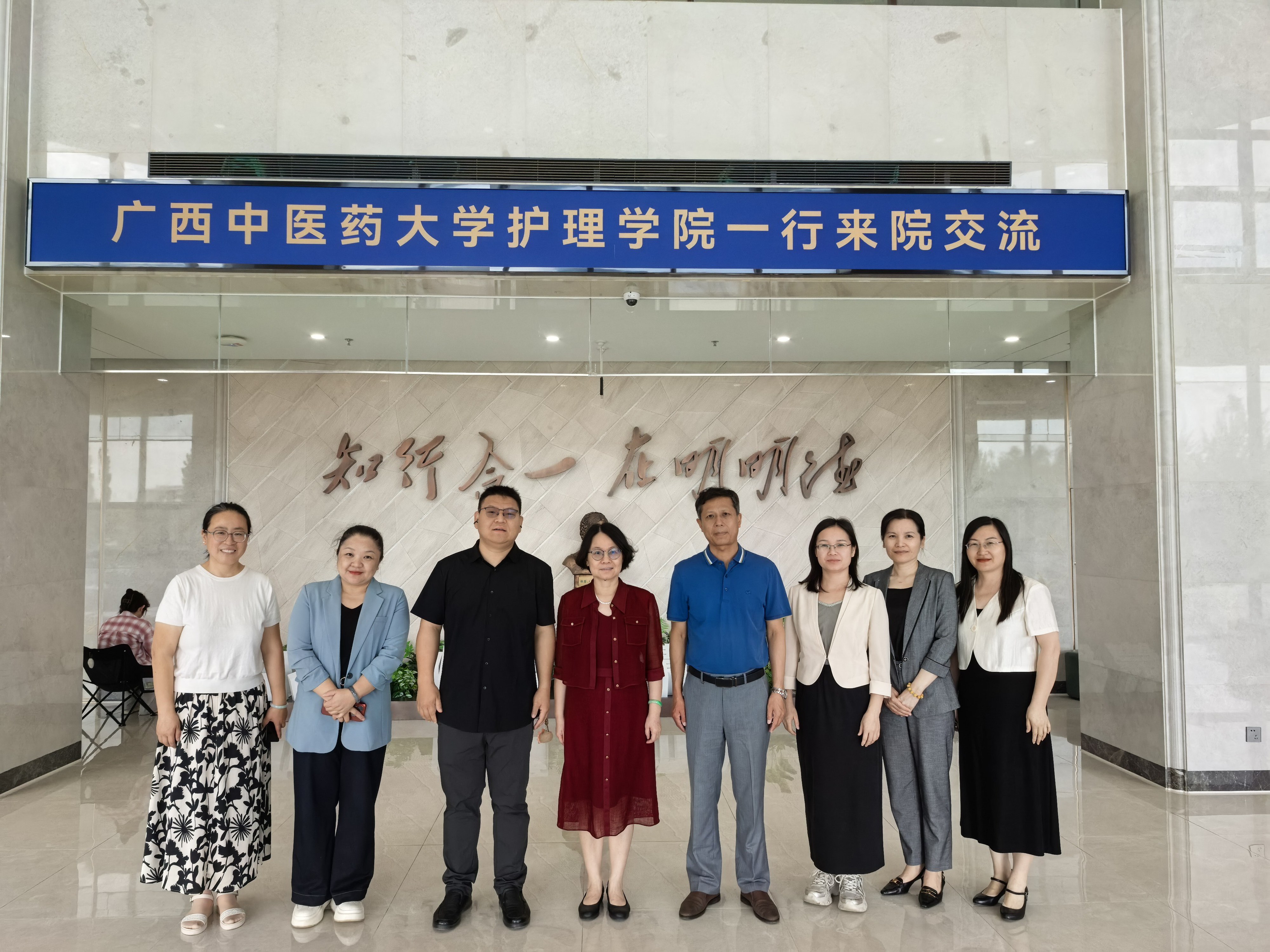 与宁夏医科大学护理学院老师们合影