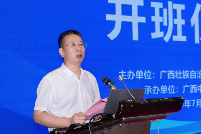 beat365中文官方网站副校长岳桂华在开班仪式上讲话