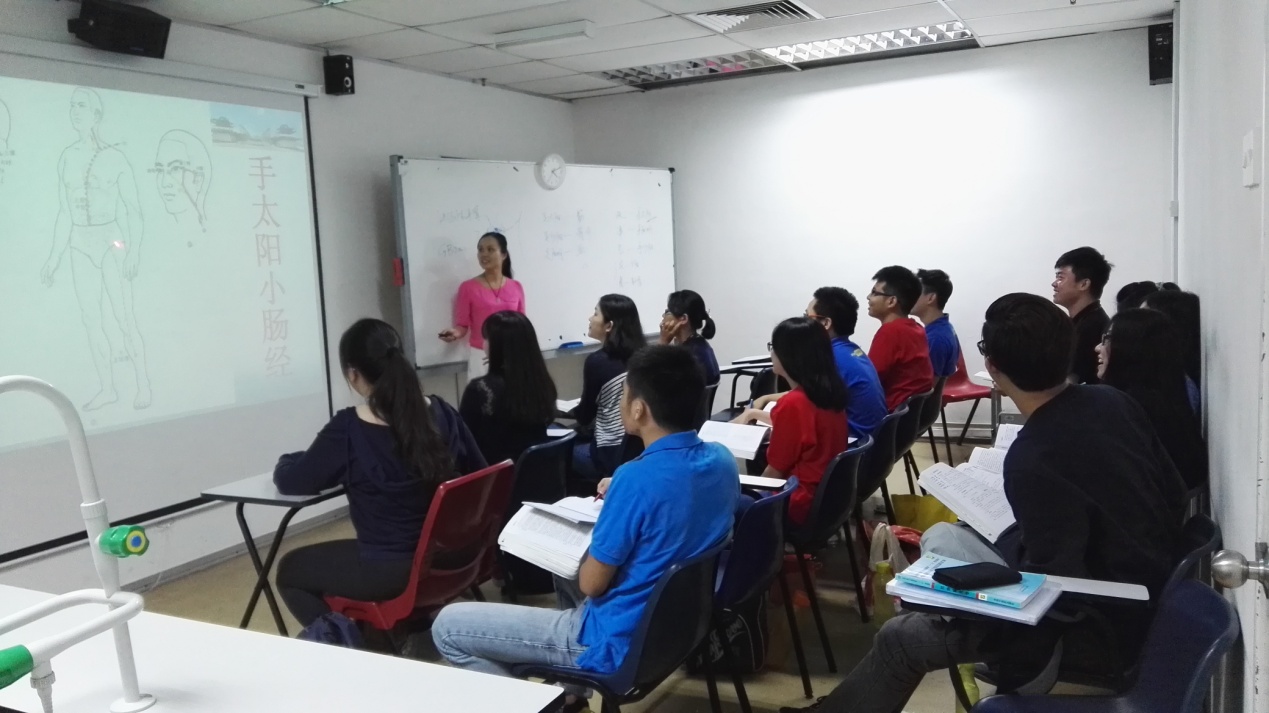 beat365中文官方网站教师到马来西亚拉曼大学“中国—马来西亚中医药中心”为学生授课。beat365中文官方网站供图