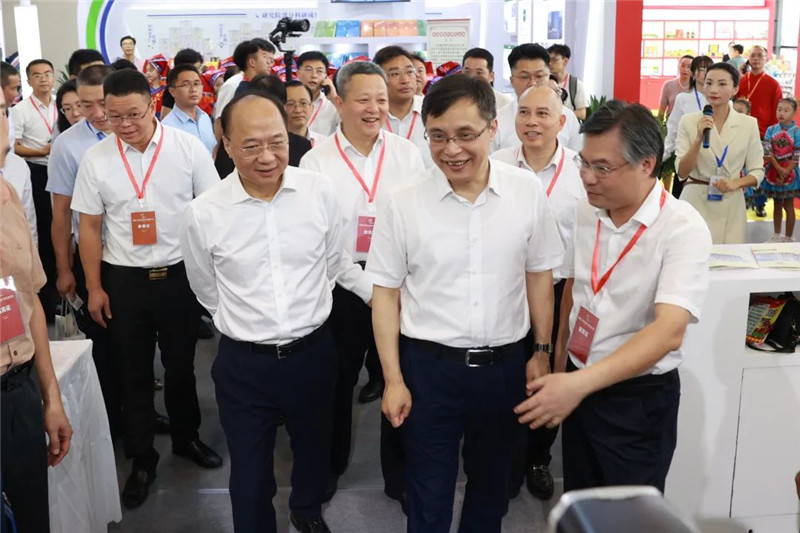 国家中医药管理局副局长、中国工程院院士黄璐琦,自治区政府副主席廖品琥参观我院展厅
