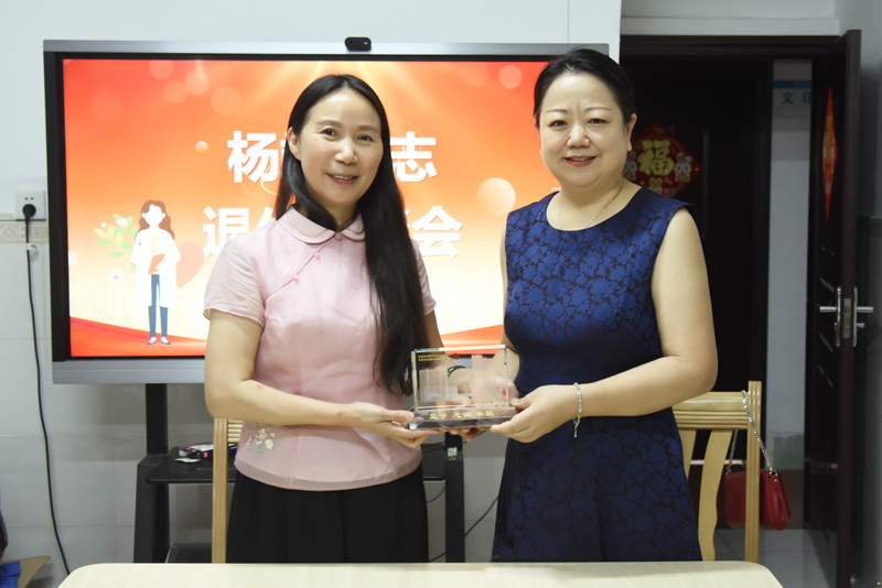 2陈日兰副书记为杨靖教授送上纪念品.jpg 2陈日兰副书记为杨靖教授送上纪念品.jpg