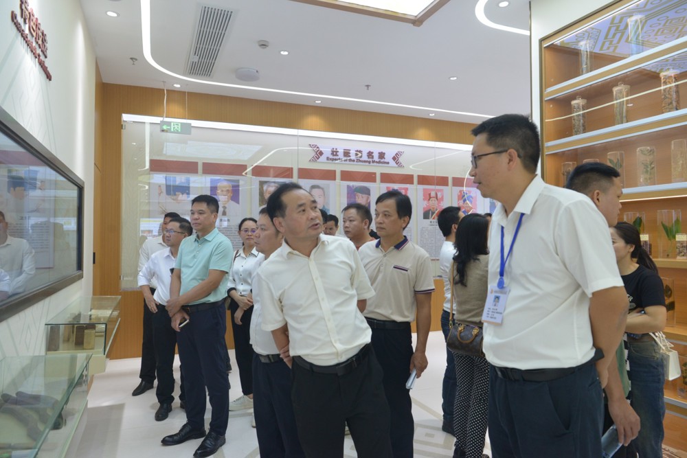 参观院史馆