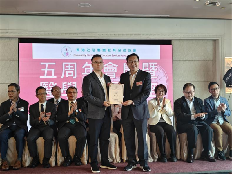 香港中联办副主任何靖颁发特邀专家委任状