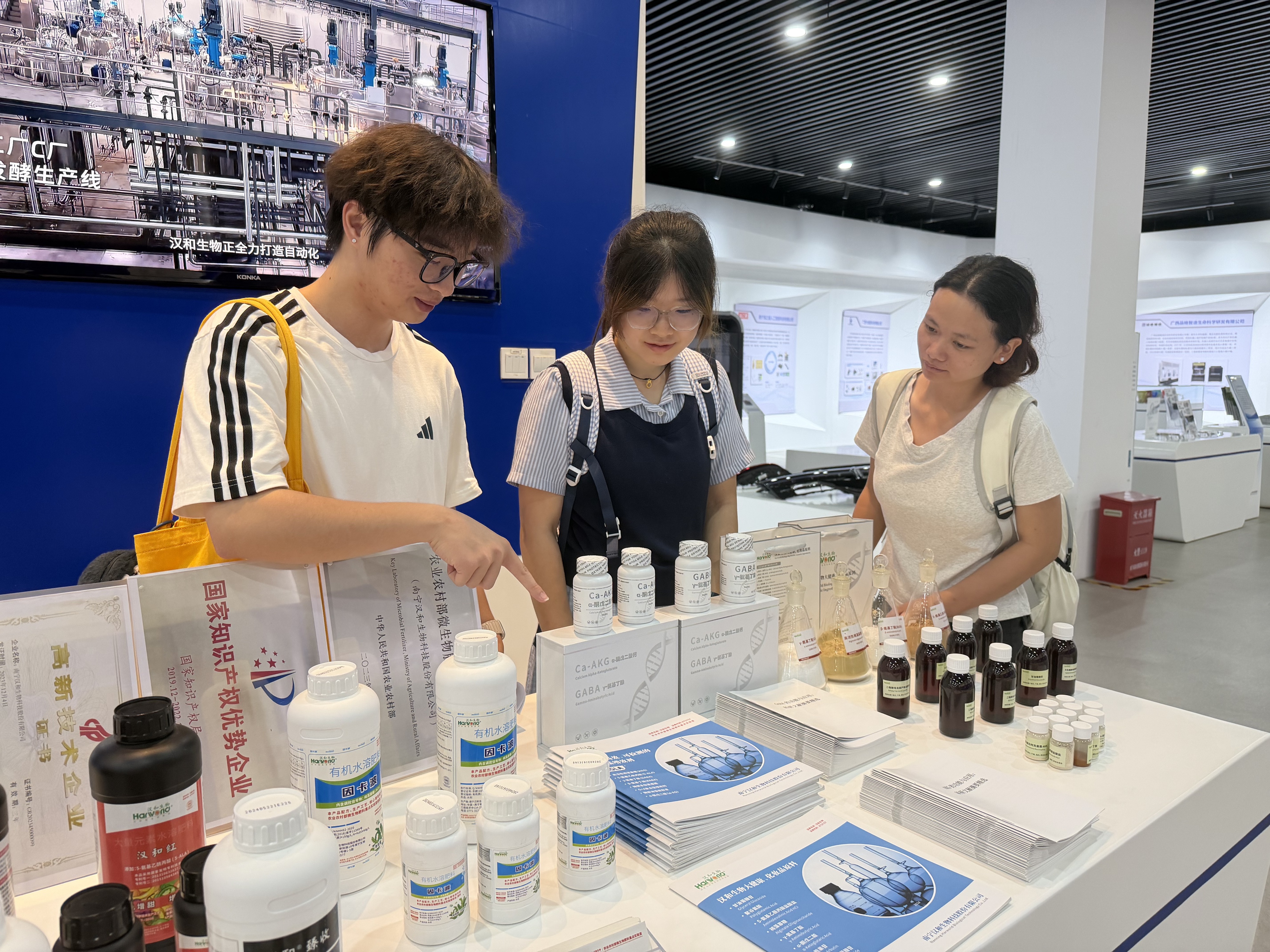 学生参观园区医药企业产品