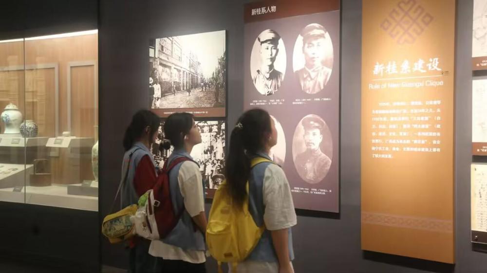 参观展馆现场